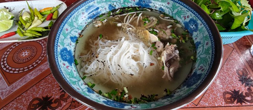 フォー風の鶏肉ぶつ切り麺